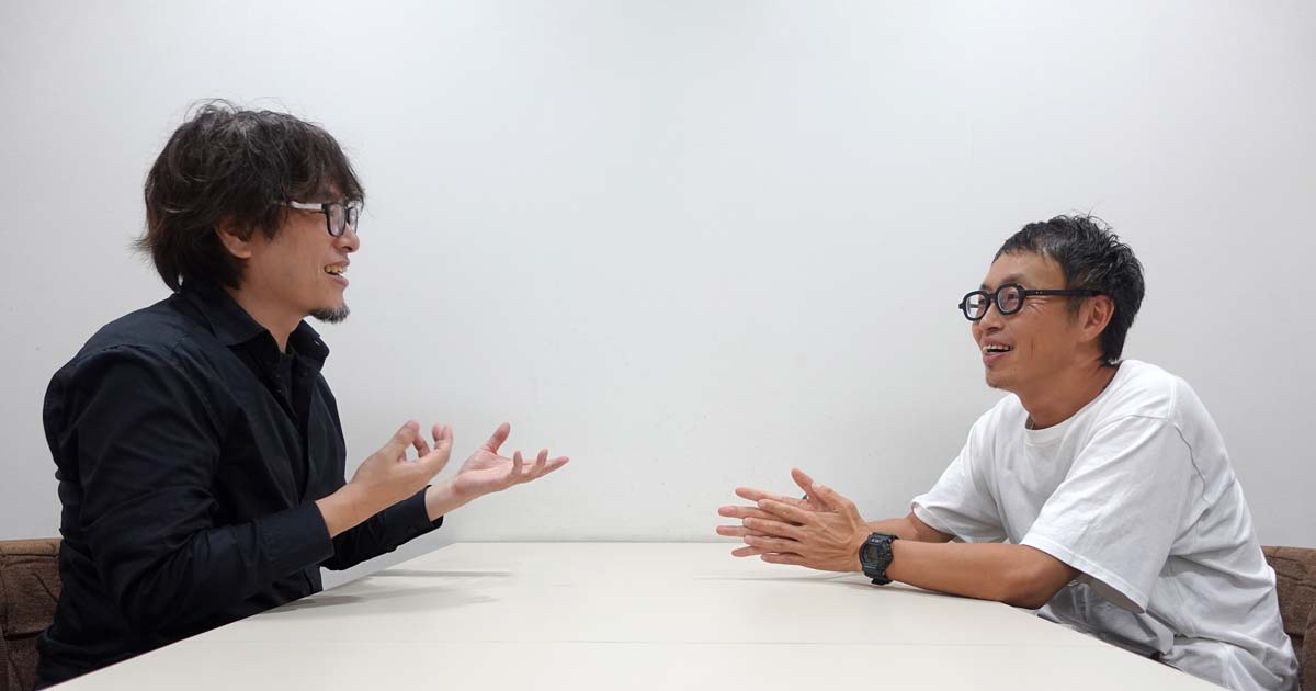 フジイとこがねんさんが机ごしに笑って話している