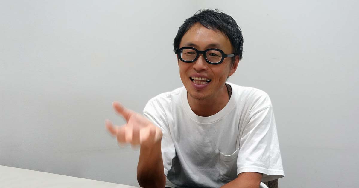 笑顔で右手を前に出しながら話すこがねんさん