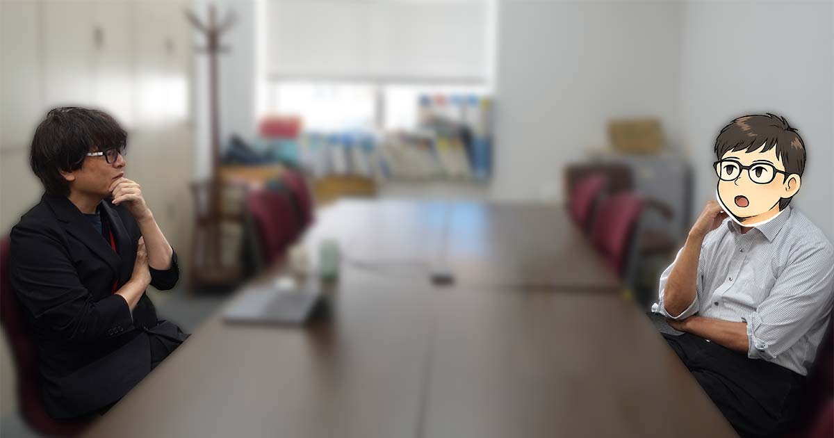 フジイと会議室でテーブルごしに話す霞が関さん(顔だけイラストでマスクされている)