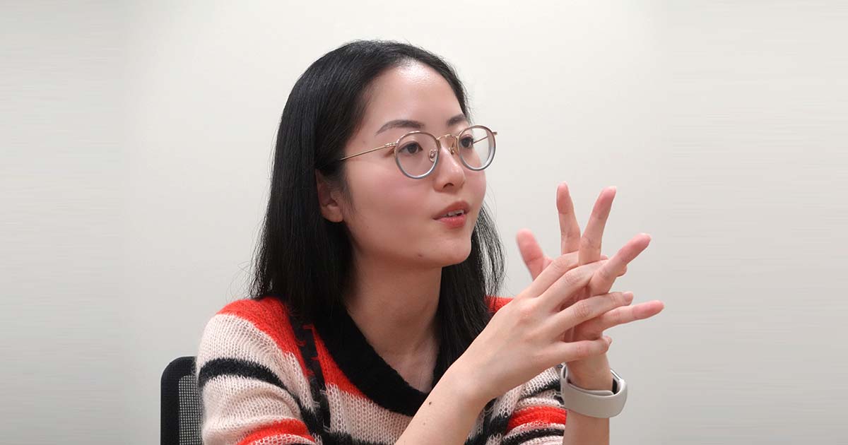 真剣な表情で話すハヤカワ五味さんのアップ。。