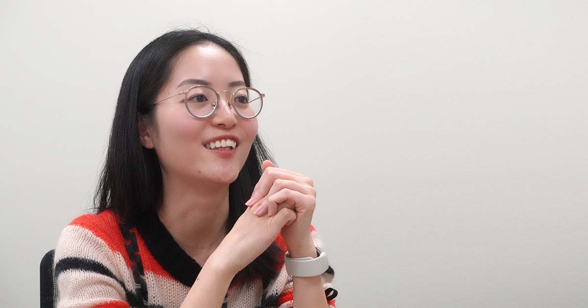 笑顔で話すハヤカワ五味さん。