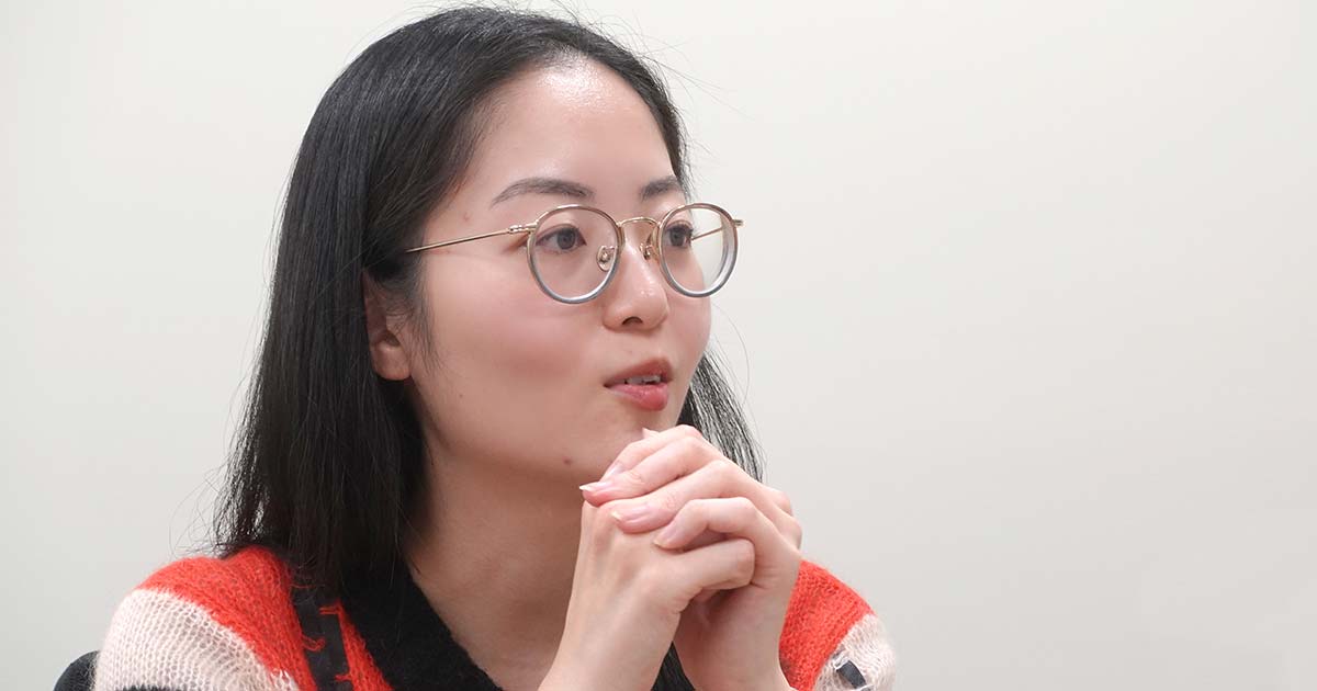 両手を組んで、真剣に話すハヤカワ五味さん