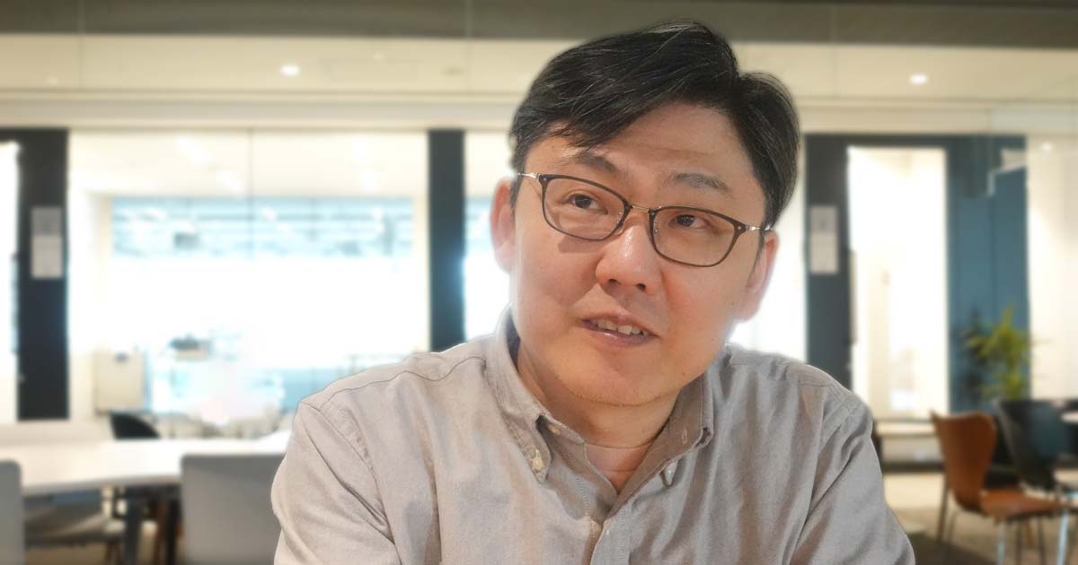 笑顔で話す村中さん