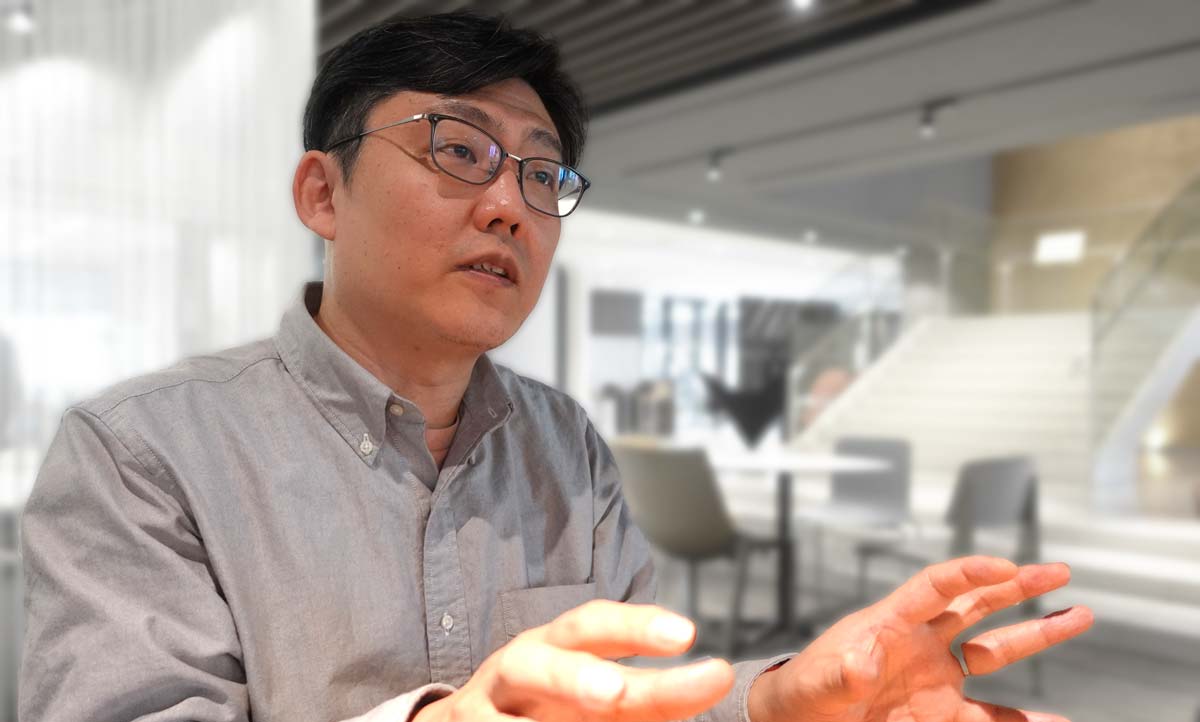 両手を使って説明する村中さん