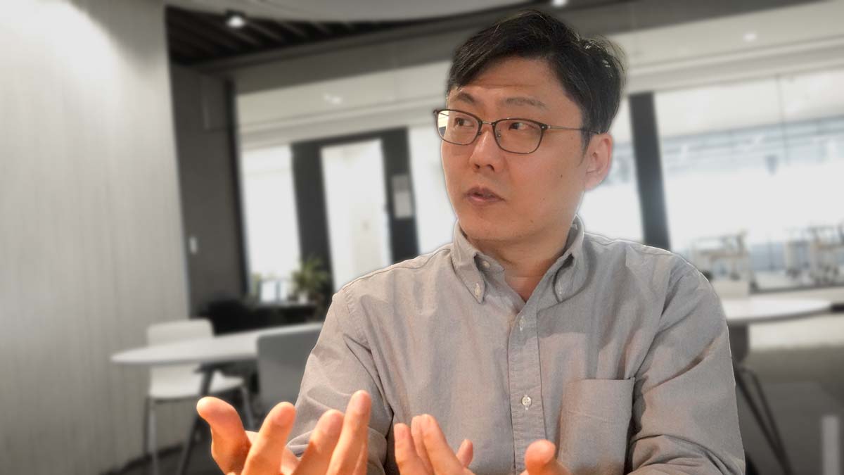真剣な表情で説明をする村中さん