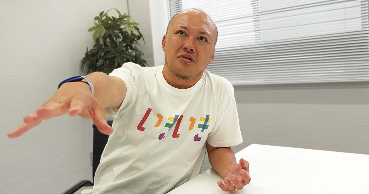 手を前に伸ばして説明するいくおさん