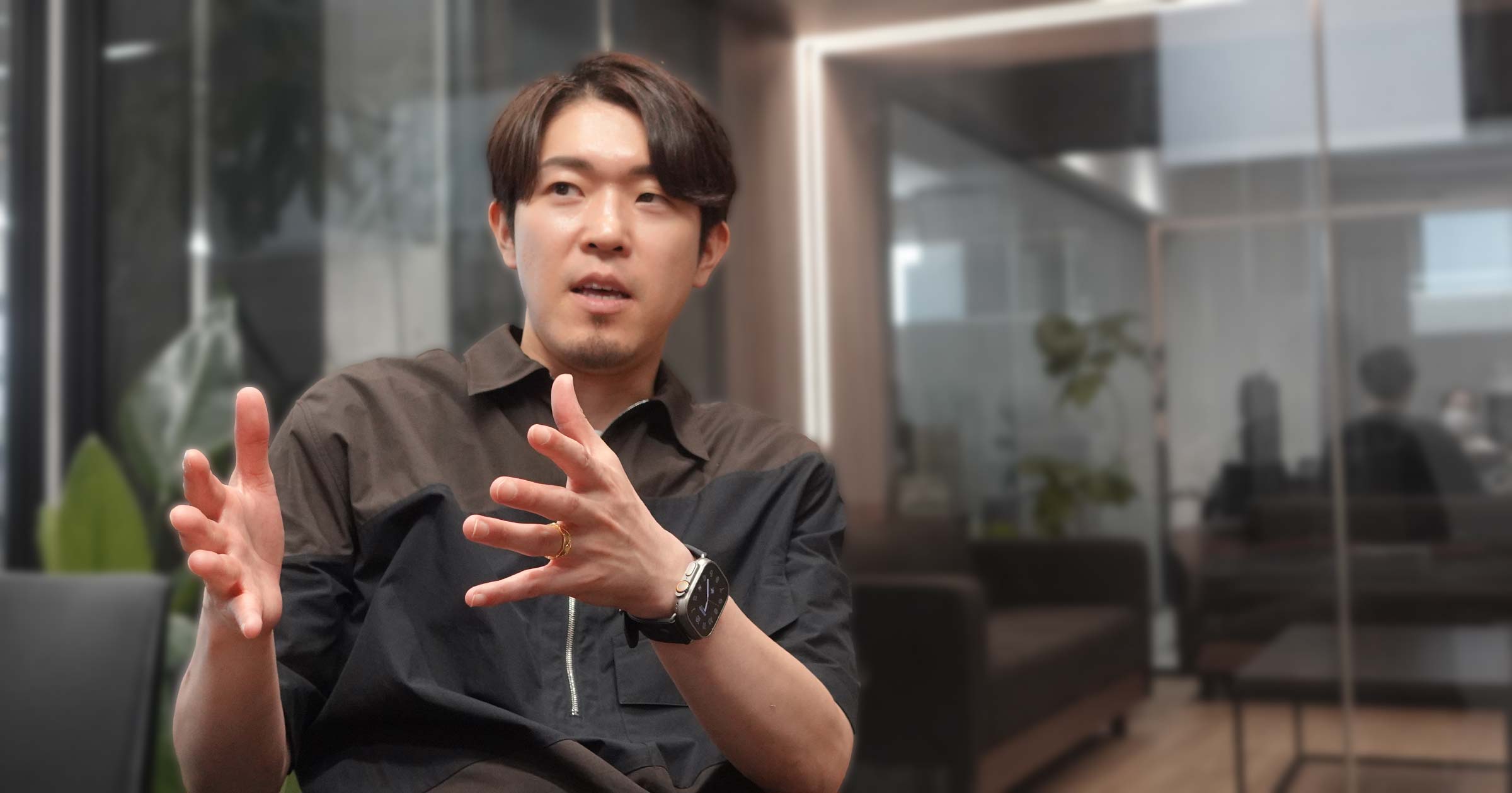 両手を広げて説明する安斎勇樹さん