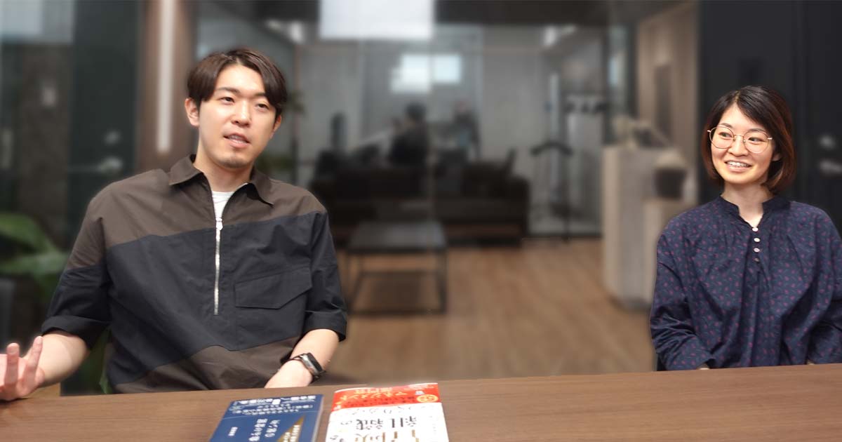 対談中に笑顔を見せる安斎勇樹さんと瀧知惠美さん