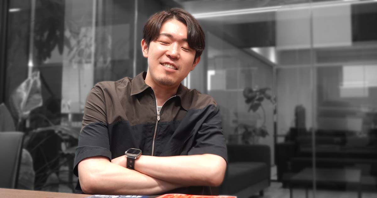 腕を組みながら話す安斎勇樹さん