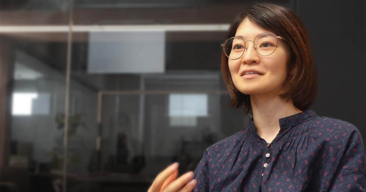 手振りを交えて話す瀧知惠美さん