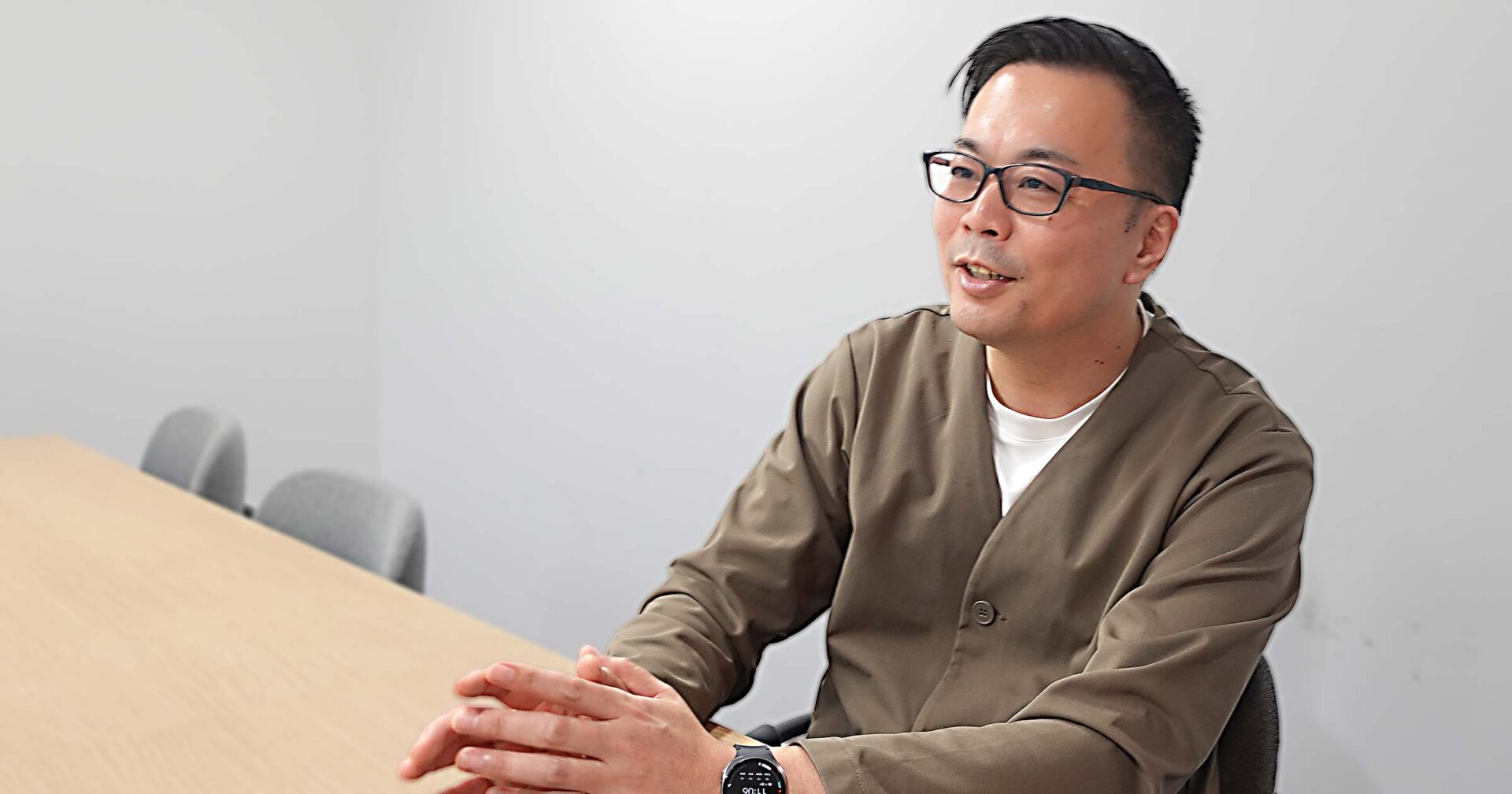 手を重ねて話す渡邉暁雄さん