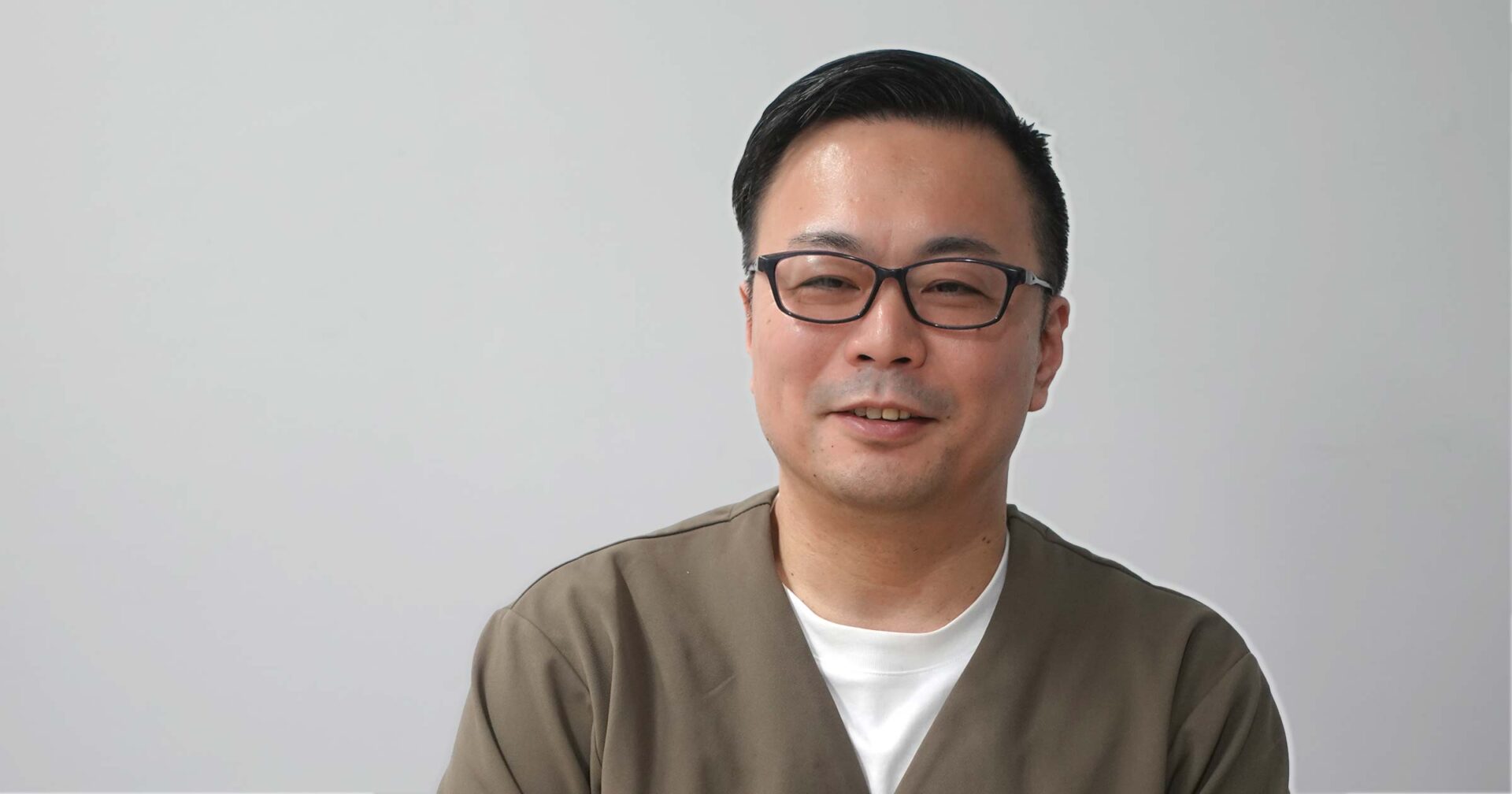 手を組みながら話す渡邉暁雄さん