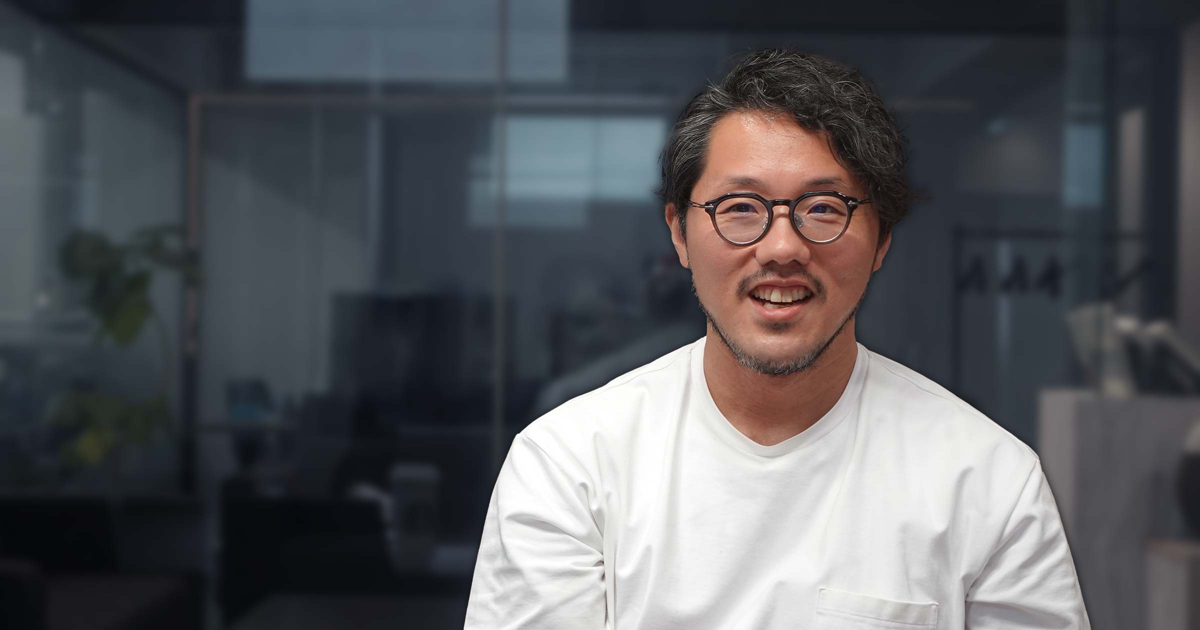 笑顔で話すミナベさん