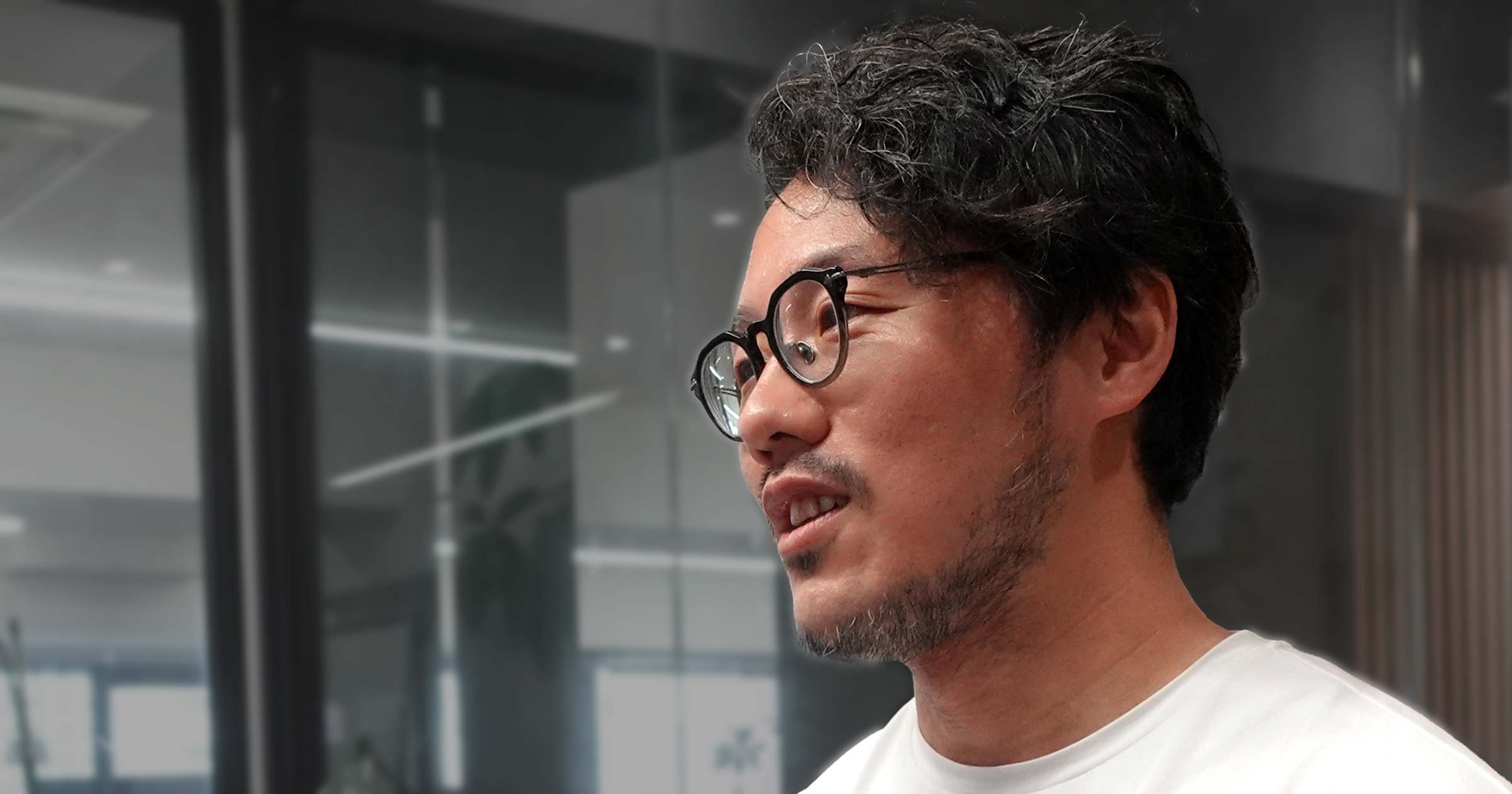 笑顔で話すミナベさんの横顔