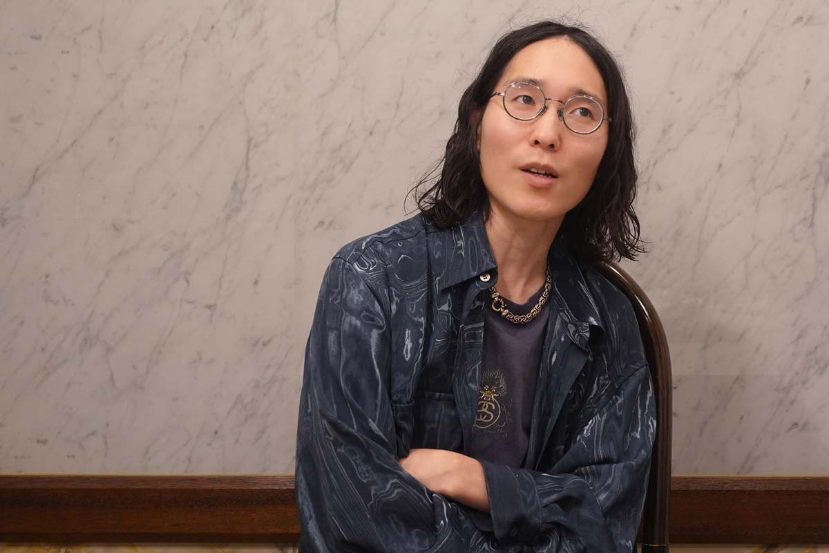 腕を組んで話す柳川慶太さん